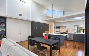 Просторная кухня в серо-белых тонах 