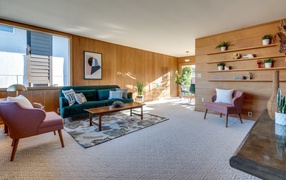 Просторная гостиная комната с деревяной мебелью 