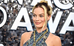 Стильная актриса Марго Робби с украшениями на шее 