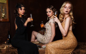 Три красивые девушки в вечерних платьях 