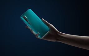 Смартфон Xiaomi Mi CC9 Pro в руке