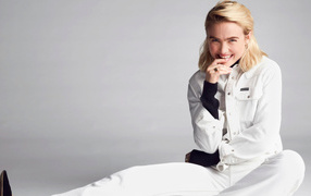 Молодая американская актриса Мэдди Хассон в белом костюме