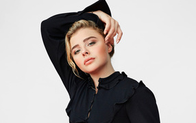 Молодая актриса Хлоя Грейс Морец в черном платье