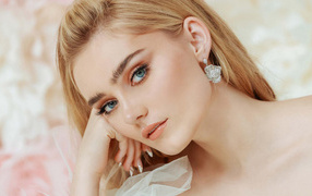 Молодая голубоглазая актриса Мэг Доннелли