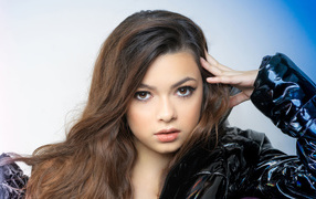 Молодая кареглазая девушка, американская актриса Никки Хан