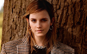 Молодая кареглазая девушка, актриса Эмма Уотсон у дерева