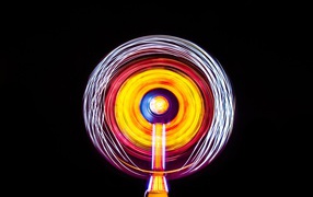 Разноцветное абстрактное пятно на черном фоне