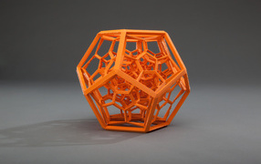 Оранжевый многогранник на сером фоне 3д