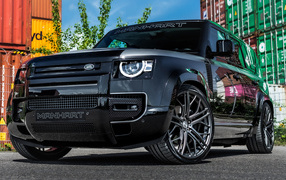 Черный дорогой автомобиль Manhart Defender DP500 2021 года