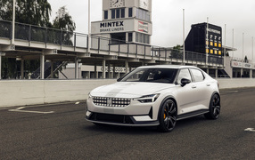 Белый автомобиль Polestar 2 Experimental 2021 года у завода