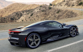 Черный Pininfarina Battista, 2022 года на трассе в горах