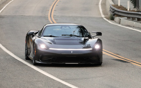 Быстрый автомобиль Pininfarina Battista, 2022 года на дороге