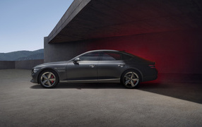 Вид сбоку на автомобиль Genesis G80 Sport 2021 года