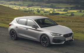 Серебристый автомобиль Cupra León VZ3, 2021 года