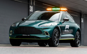 Зеленый автомобиль Aston Martin DBX F1 Medical Car 2021 года