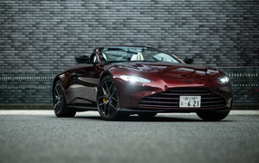Автомобиль Aston Martin Vantage Roadster 2021 года на фоне стены