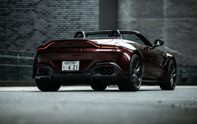 Спорткар Aston Martin Vantage Roadster 2021 года вид сзади