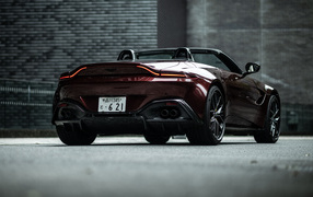 Спорткар Aston Martin Vantage Roadster 2021 года вид сзади