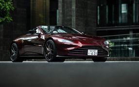Красивый бордовый автомобиль Aston Martin Vantage Roadster 2021 года