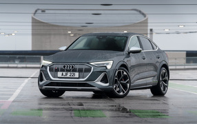Автомобиль Audi E-Tron S Sportback 2021 года на мокром асфальте