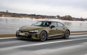 Автомобиль Audi RS E-Tron GT 2021 года на фоне покрытой льдом реки