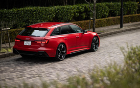 Красный автомобиль Audi RS 6 Avant 2021 года вид сзади