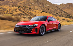Красный Audi RS E-Tron GT, 2022 года на трассе в горах