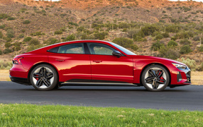 Красный Audi RS E-Tron GT, 2022 года вид сбоку