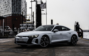 Серебристый Audi E-Tron GT Quattro 2021 года в порту