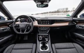 Стильный салон автомобиля Audi E-Tron GT Quattro 2021 года