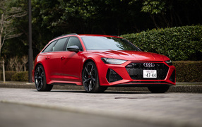 Новый красный автомобиль Audi RS 6 Avant 2021 года