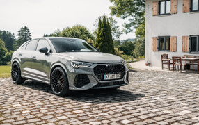 Автомобиль Audi RS Q3 Sportback у дома