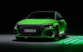 Зеленый автомобиль Audi RS 3 Sedan 2021 года в свете софитов