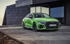 Зеленый седан Audi RS 3, 2021 года