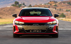 Красный автомобиль Audi RS E-Tron GT, 2022 года вид спереди