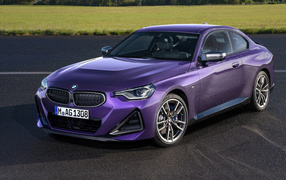 Автомобиль BMW M240i XDrive Coupé 2021 года на асфальте