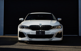 Белый автомобиль BMW M340i XDrive Touring 2021 года вид спереди
