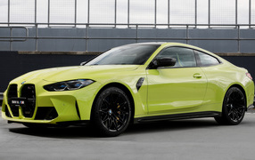 2021 BMW M4 Competition yellow car