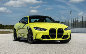 Автомобиль  BMW M4 Coupé, 2021 года на асфальте