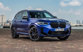 Синий автомобиль BMW X3 M Competition 2021 года