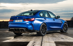 Синий автомобиль BMW M3 вид сзади