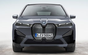 Серебристый автомобиль BMW IX XDrive50 Sport 2021 года на белом фоне