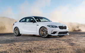Белый автомобиль BMW M2 CS, 2021 года в пыли