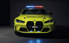 Желтый служебный автомобиль BMW M4 Competition MotoGP Safety Car 2021 года