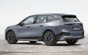 Внедорожник BMW IX XDrive50 Sport 2021  года на белом фоне