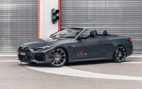 Кабриолет BMW M440i, 2021 года у стены