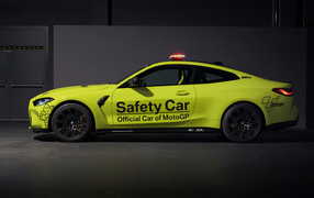 Спортивный автомобиль BMW M4 Competition MotoGP Safety Car 2021 года