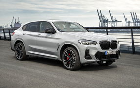 Серебристый автомобиль BMW X4 M40i 2021 года в порту
