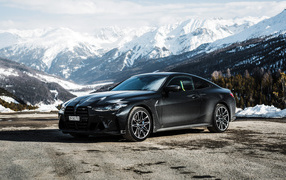 Black BMW M4 Coupé against the backdrop of mountains