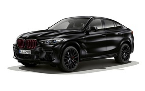 Черный автомобиль BMW X6 M50i, 2021 года на белом фоне